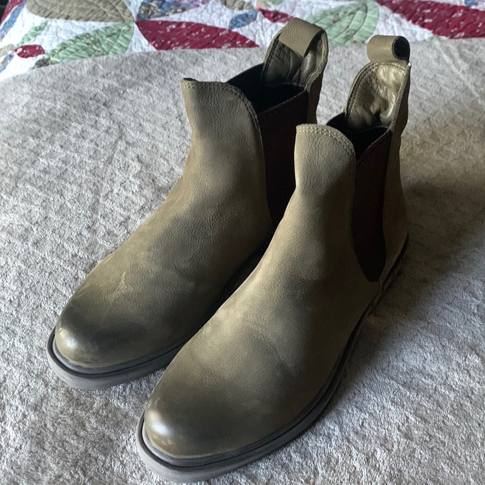 NWOT Bueno Oak Chelsea Boots in Olive Green NWOT Women’s 5.5-6